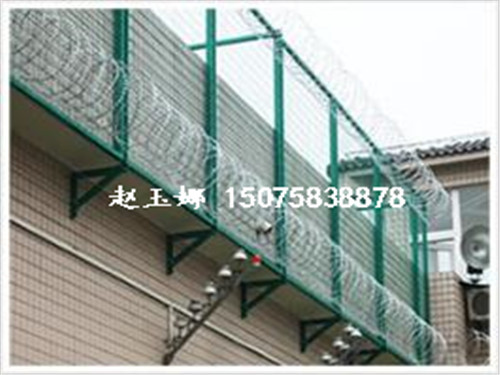 監(jiān)獄監(jiān)管區(qū)圍墻頂部增高金屬隔離網